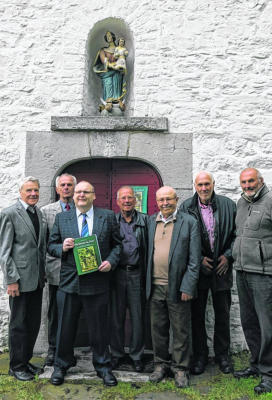 Autor Guido Minninger und der Vorstand des Heimat- und Geschichtsvereins prsentieren vor der Marienkapelle das umfangreiche Werk ber dieses geschichtstrchtige Bauwerk.           Foto: Helga Giesen